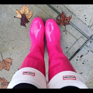 HOT PINK HUNTER RAIN BOOTS.